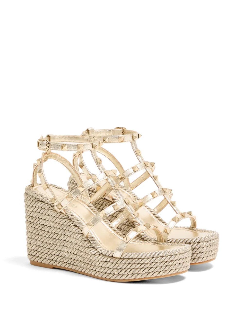 Valentino Garavani Rockstud laminated nappa wedge sandals 95 mm Goud