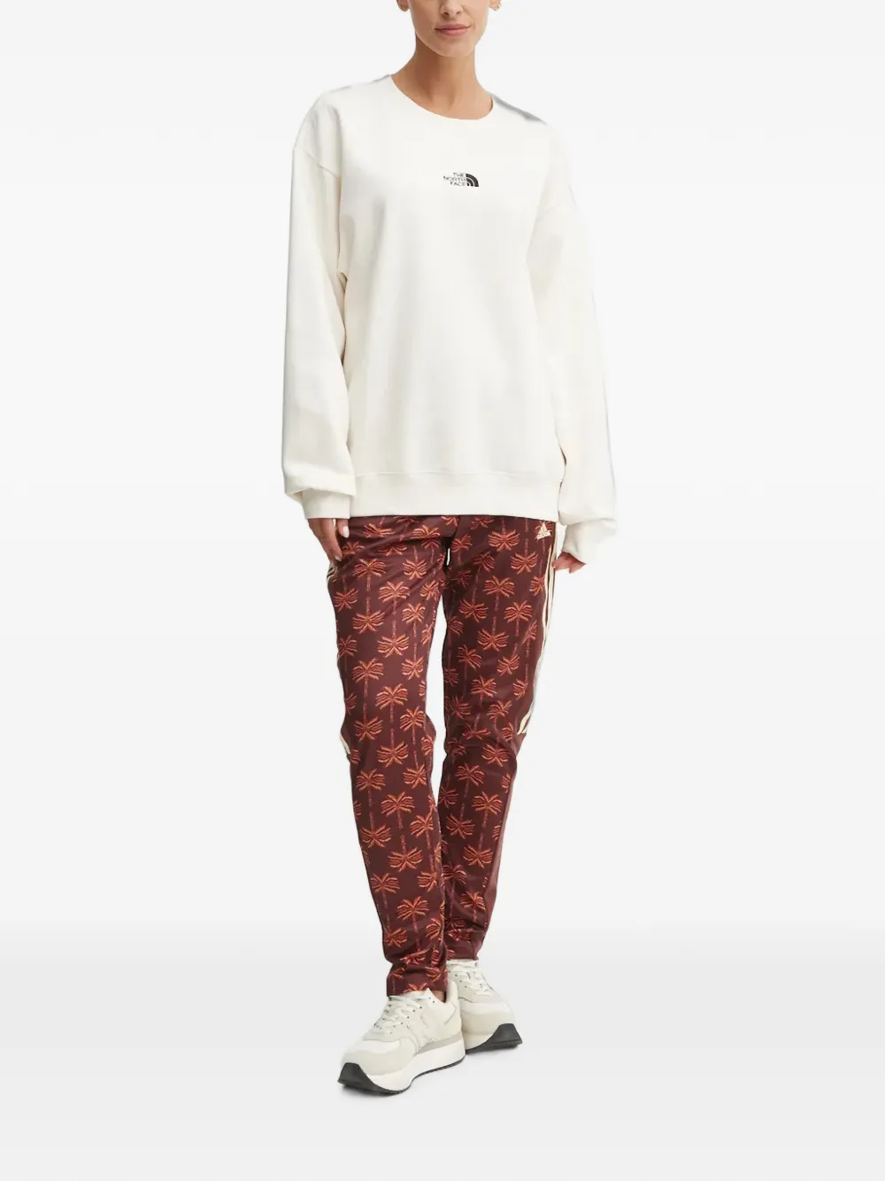 The North Face Essential Crew sweater met logo Beige