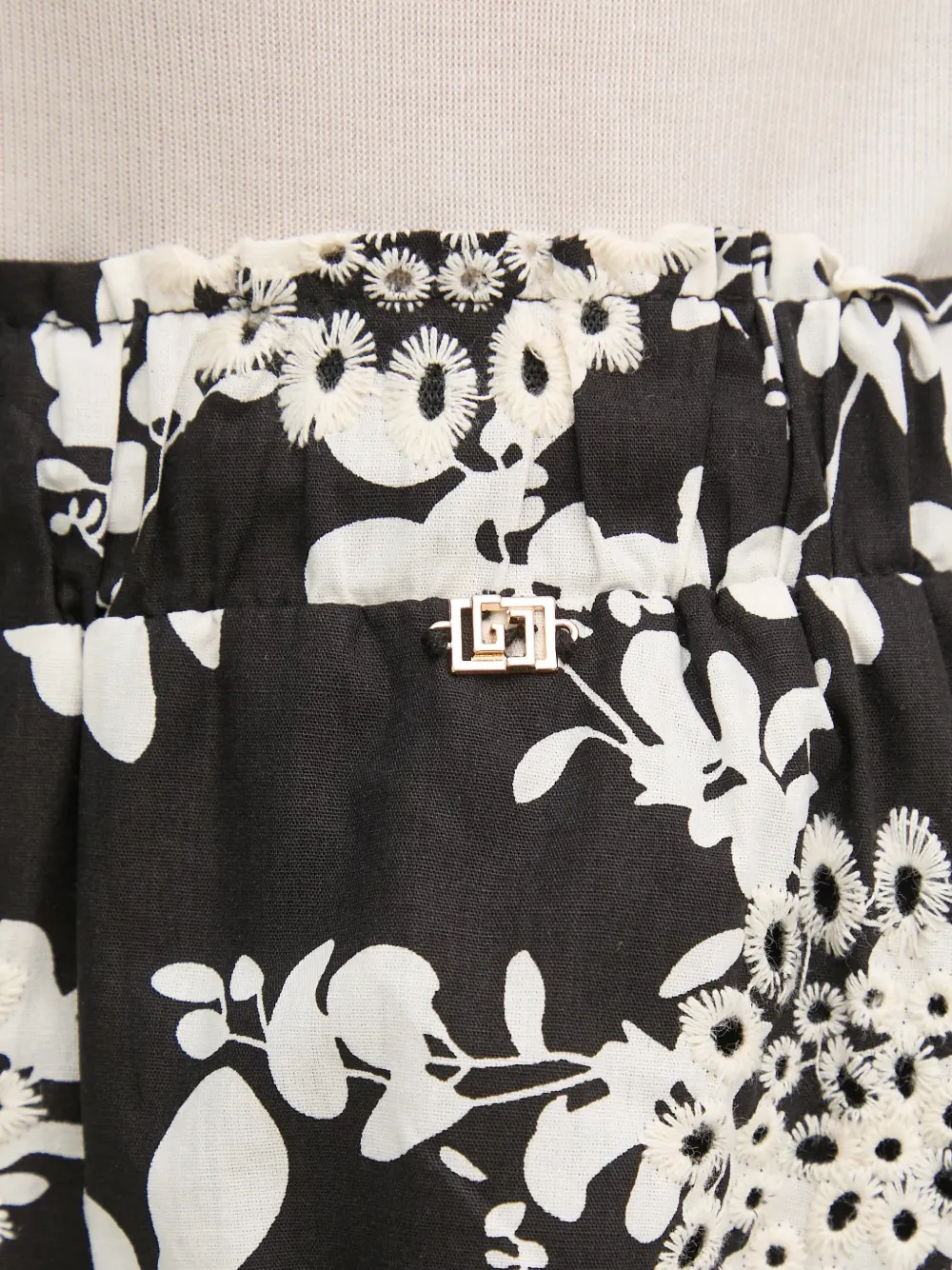 Gaudi Shorts met bloemenprint Zwart