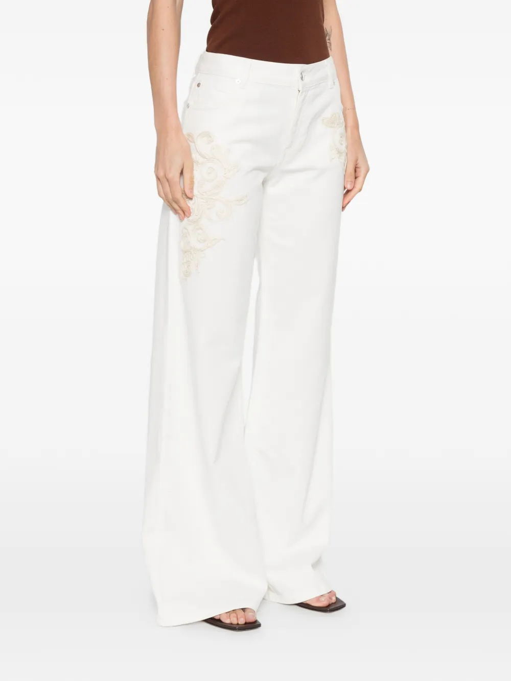  Ermanno Firenze Vaqueros Con Bordado Floral - Blanco 