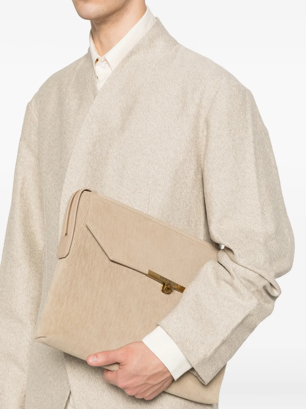 Emporio Armani ASV clutch met ribfluwelen-effect en logoplakkaat Grijs