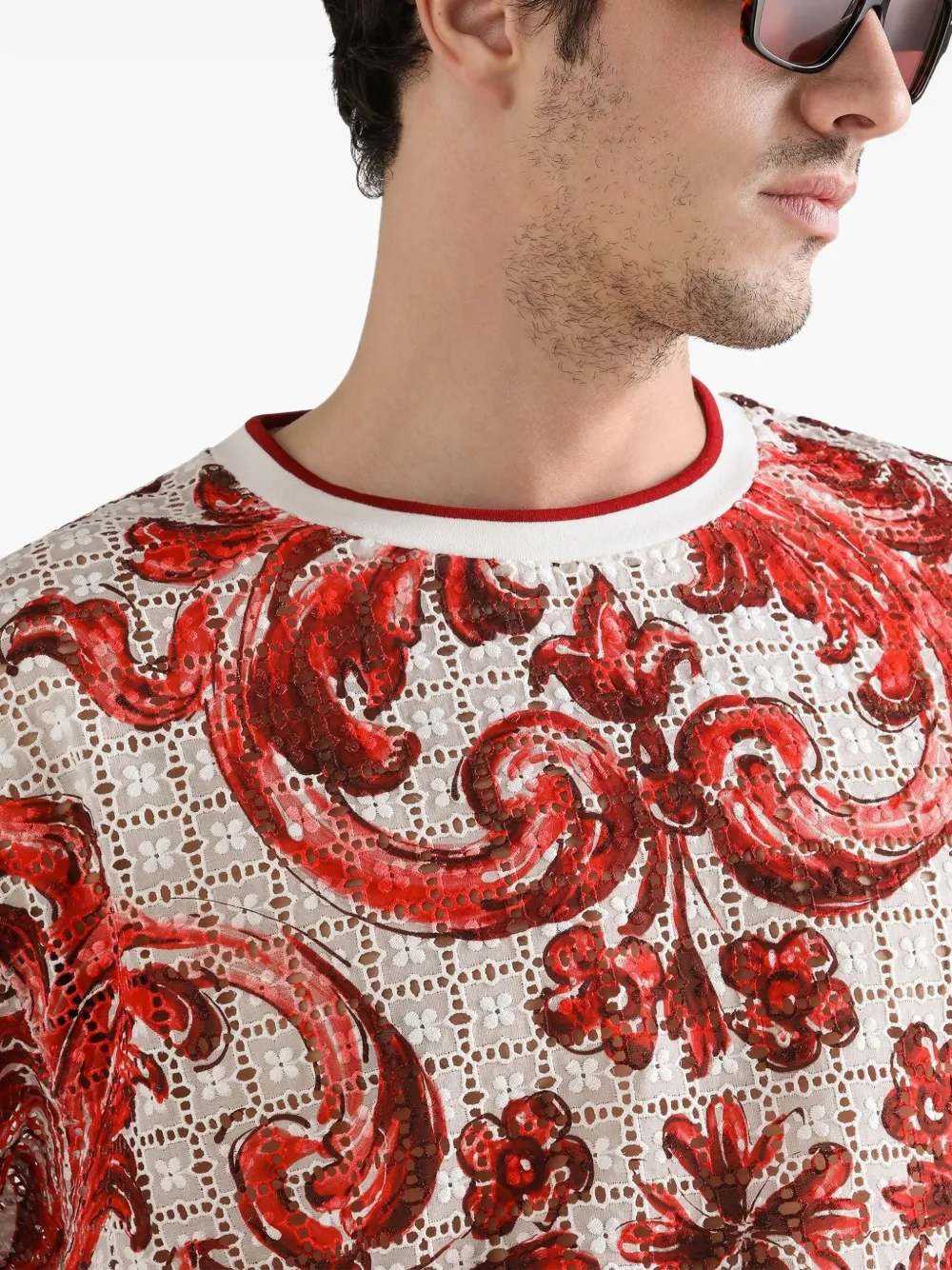 Dolce & Gabbana T-shirt met broderie anglaise kant en Majolica-print Rood
