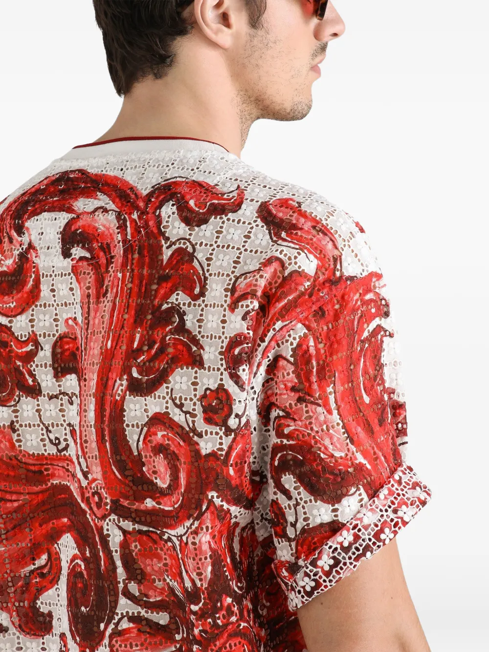 Dolce & Gabbana T-shirt met broderie anglaise kant en Majolica-print Rood
