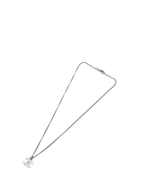CHANEL Pre-Owned collar bañado en plata con dije de strass y logo CC 2013