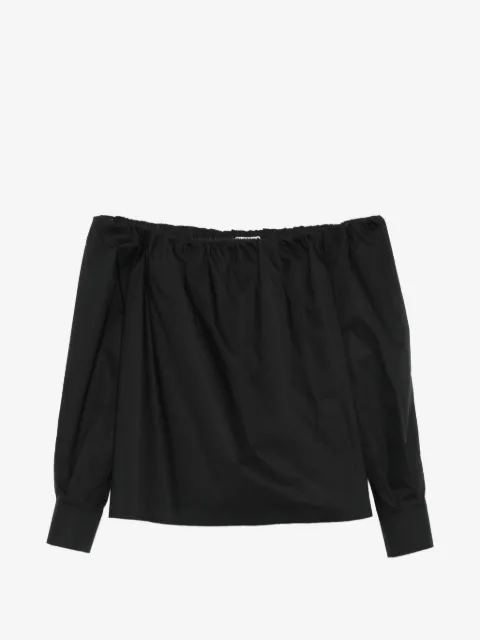 Su blusa con hombros descubiertos