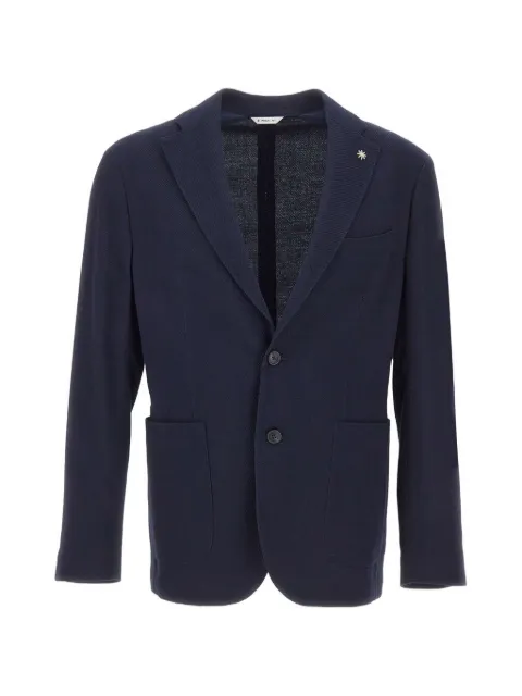 Manuel Ritz blazer con pin en la solapa