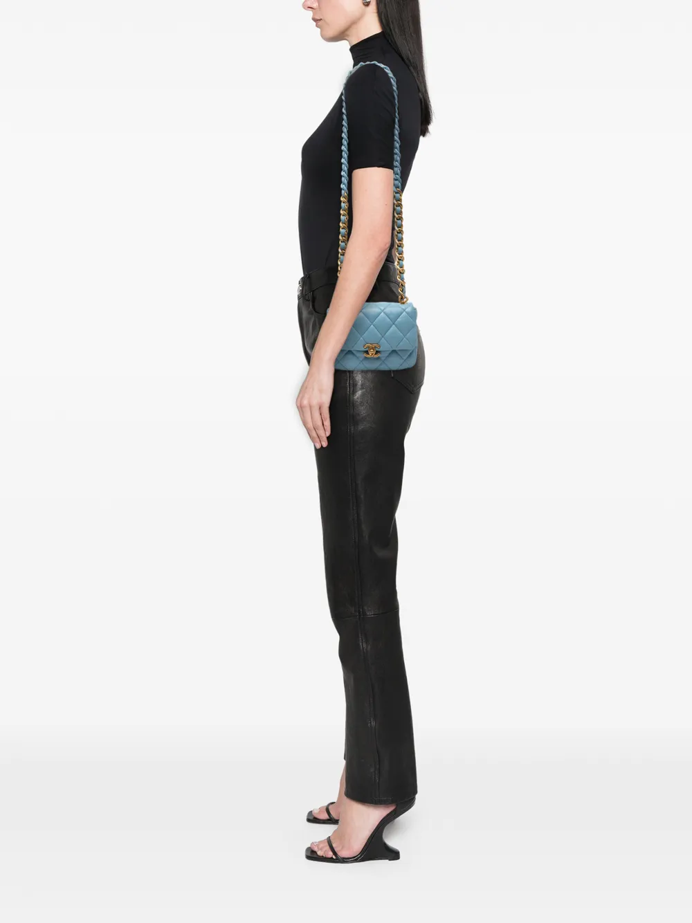  Chanel Pre-owned Mini Sac à Bandoulière Chain Flap En Peau D'agneau à Effet Laqué (2021-2025) - Bleu 