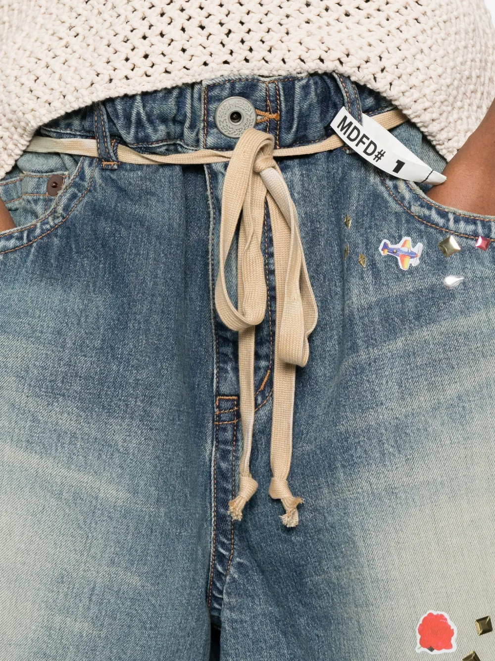 Maison MIHARA YASUHIRO Denim shorts met stickerprint en franje Blauw