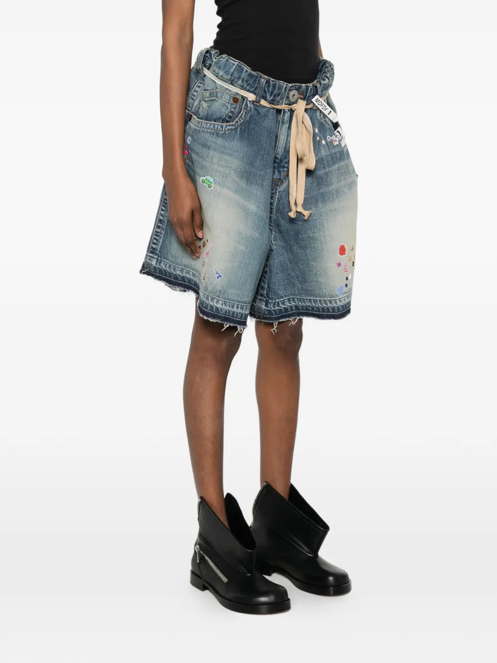 Maison MIHARA YASUHIRO Denim shorts met stickerprint en franje Blauw