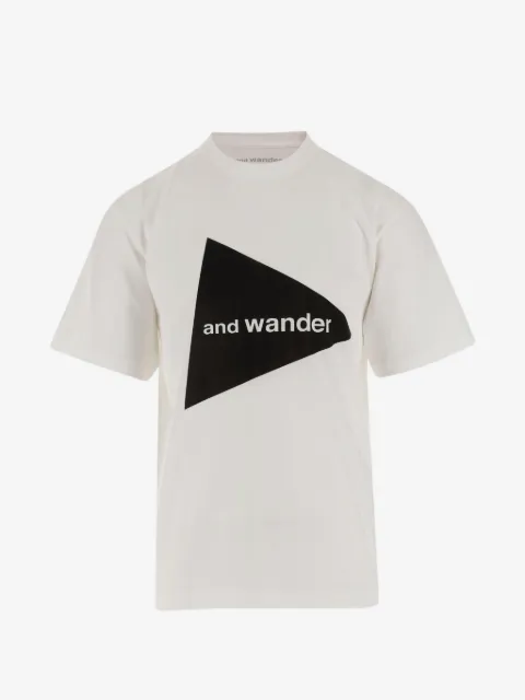 and Wander camiseta con detalle del logo