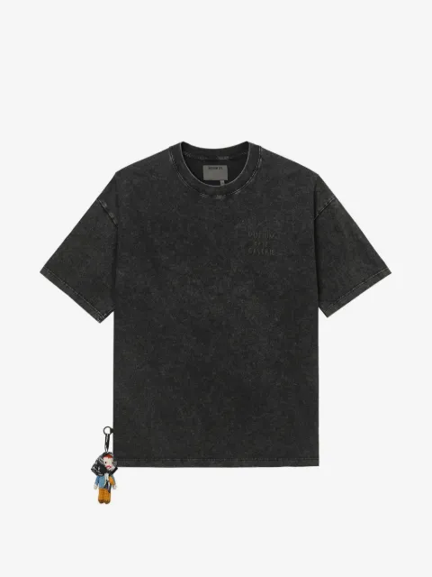 Musium Div. playera con logo en relieve