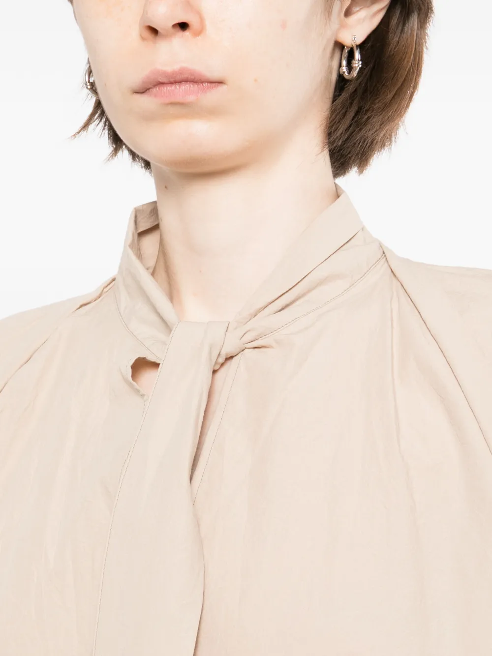 LEMAIRE Blouse met lange mouwen en sjaal-detail Beige