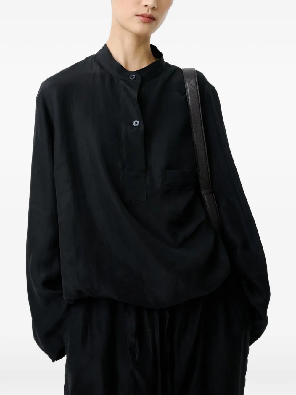 Studio Nicholson Baye Twill blouse met zak en opstaande kraag Zwart