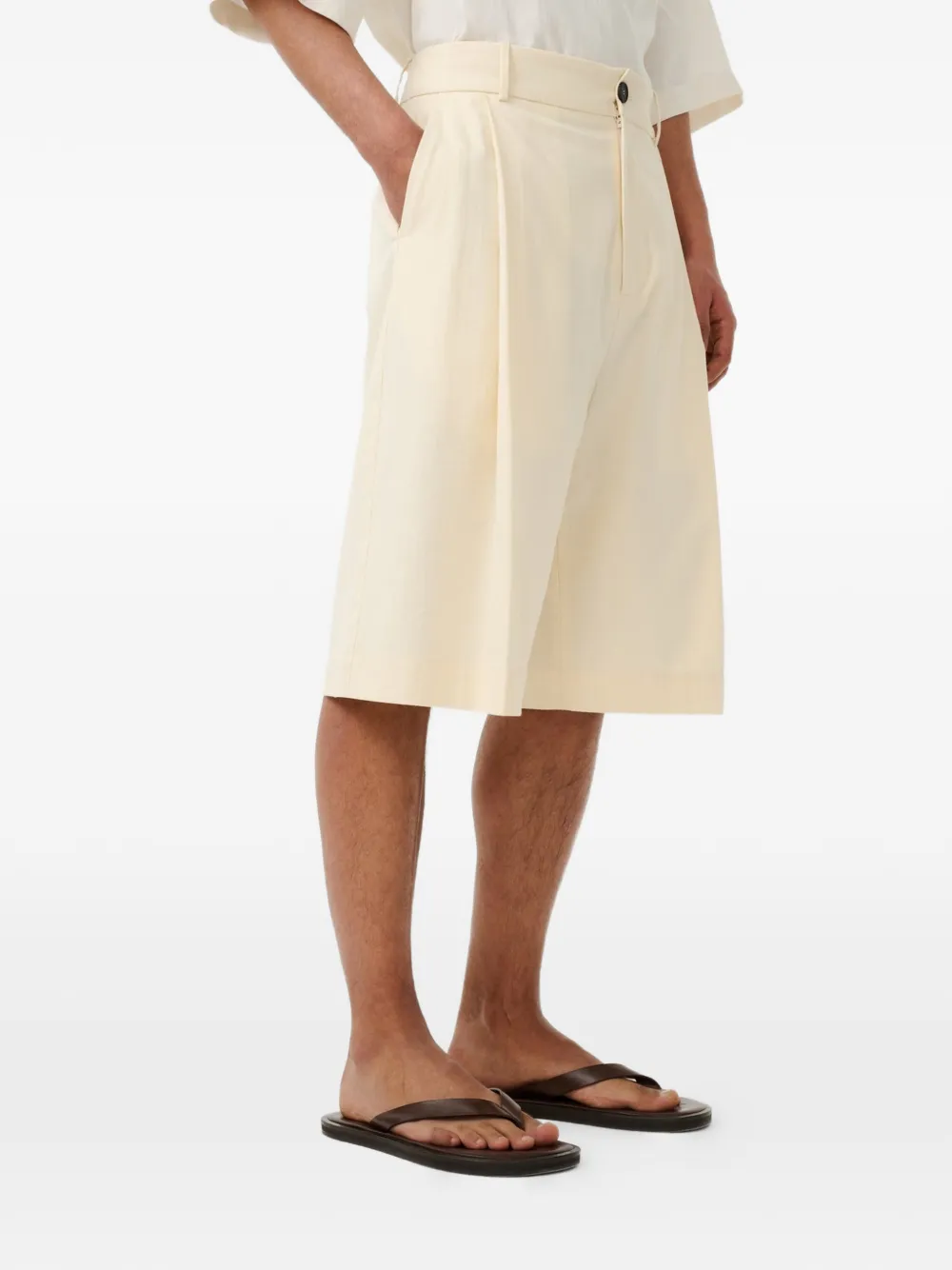 Studio Nicholson Fowld geplooide shorts met visgraatpatroon Beige
