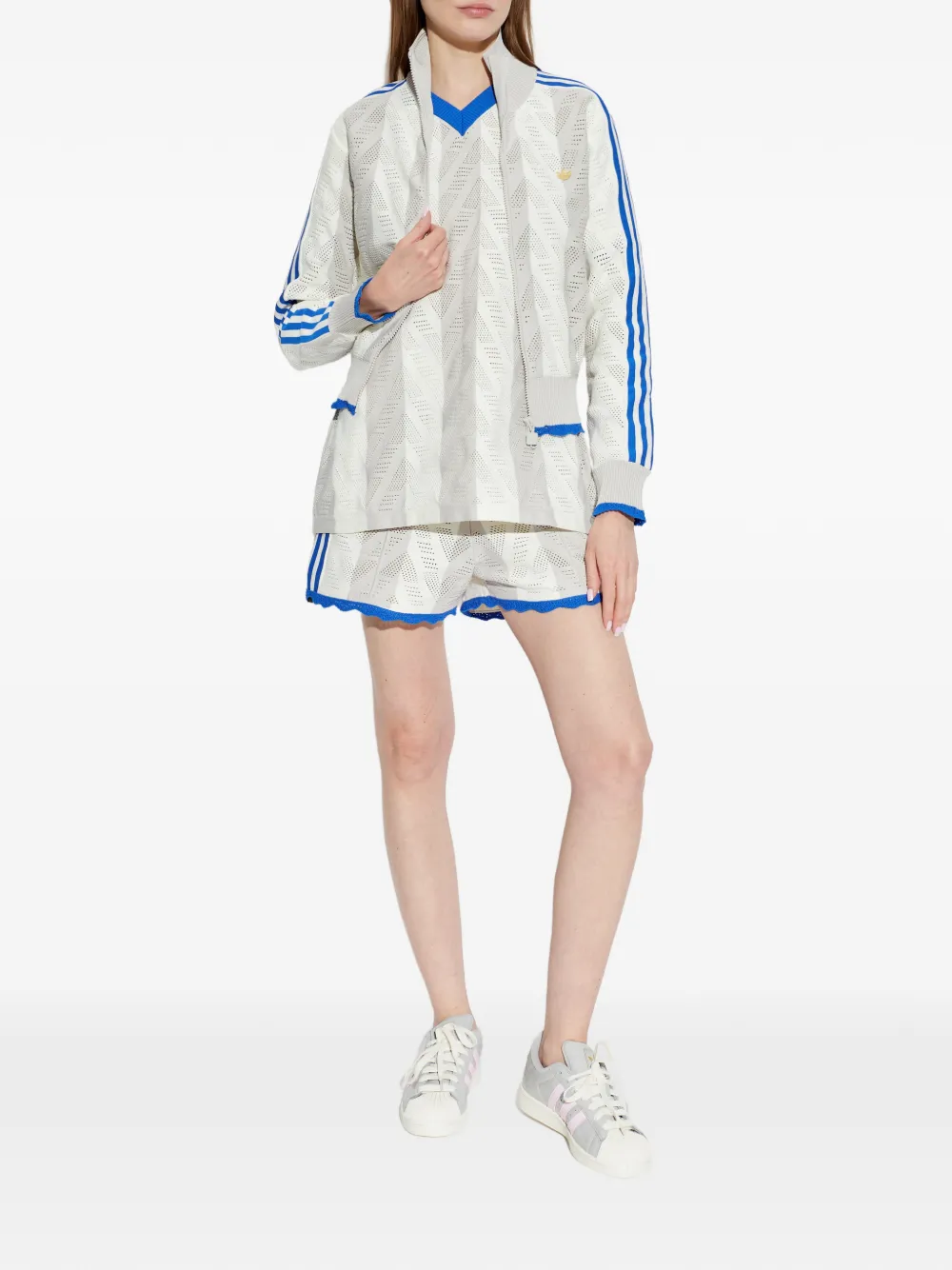 adidas T-shirt met V-hals met geperforeerde details Beige