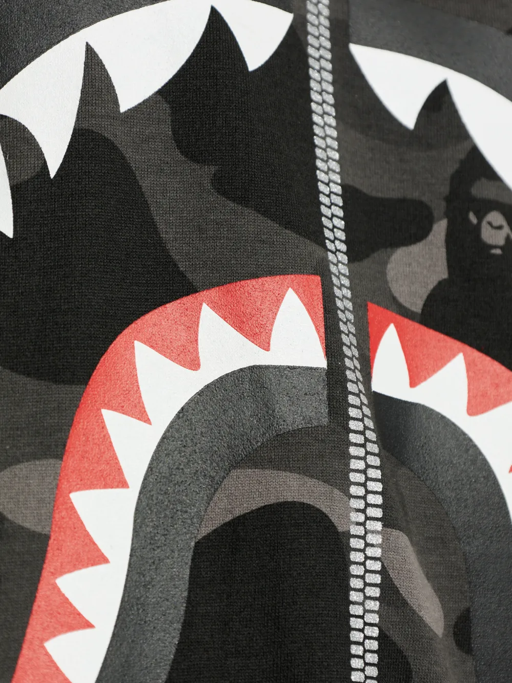 A BATHING APE® カモフラージュ シャーク Tシャツ | ブラック