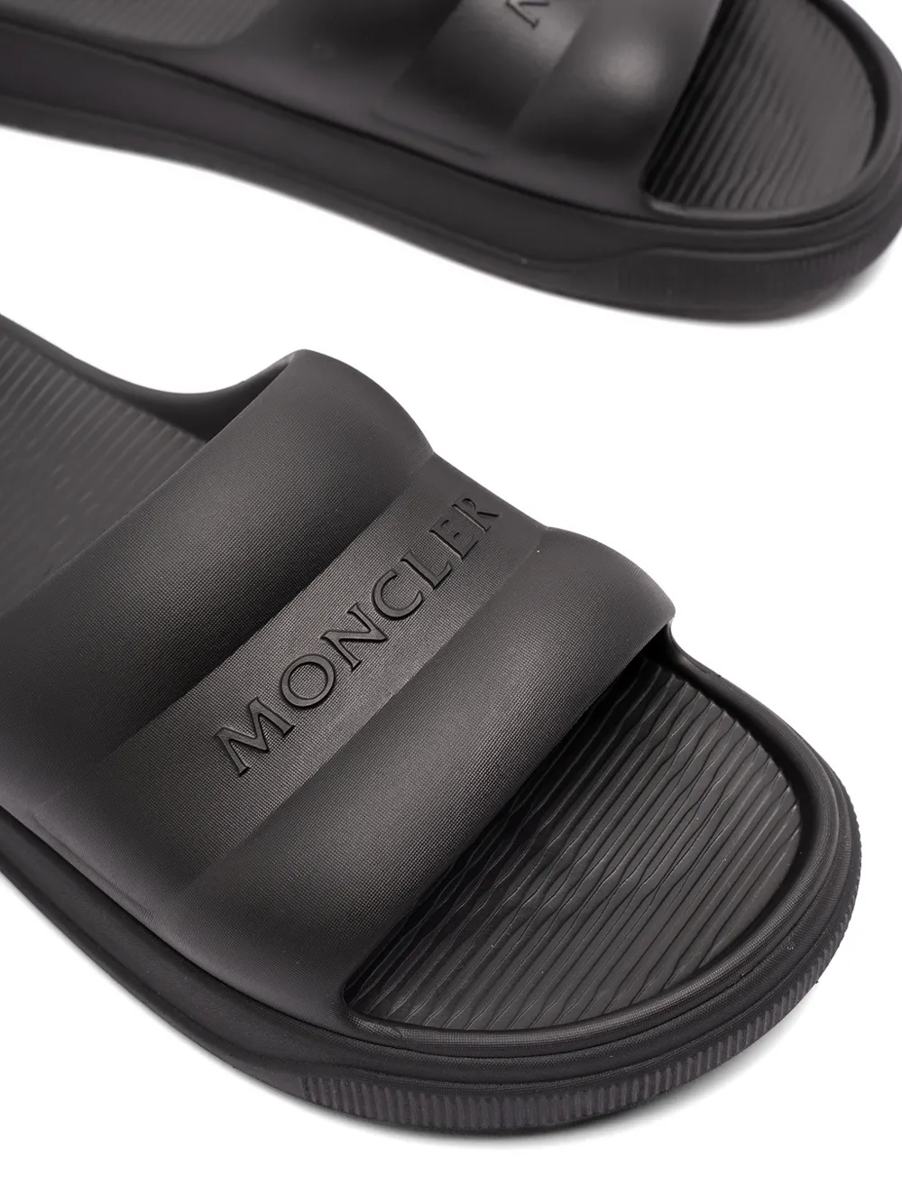 Moncler embossed logo slides Zwart