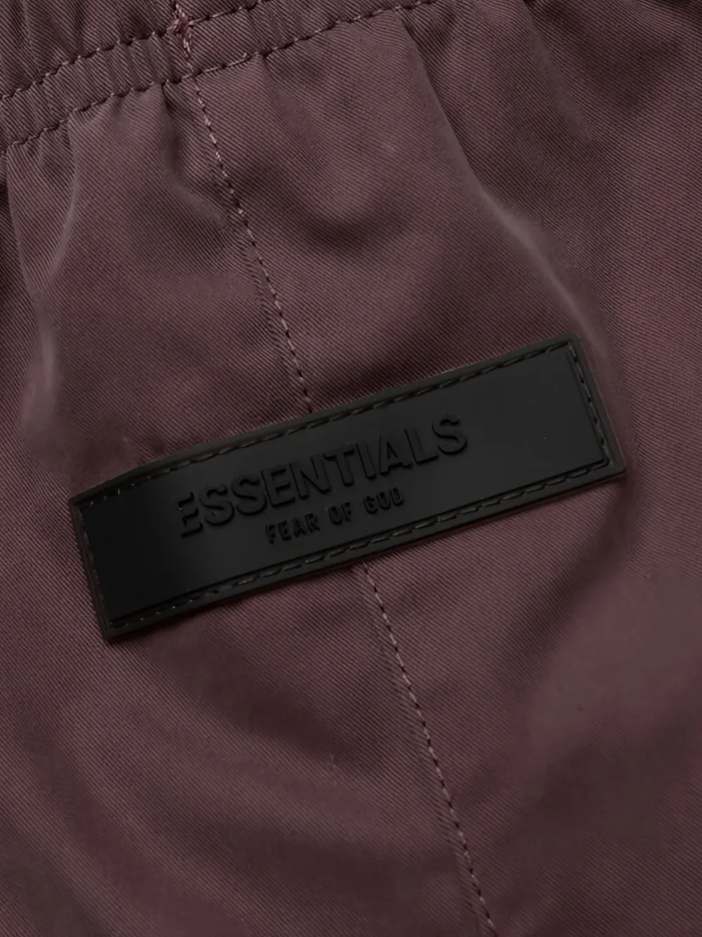 FEAR OF GOD ESSENTIALS logo-patch shorts Paars