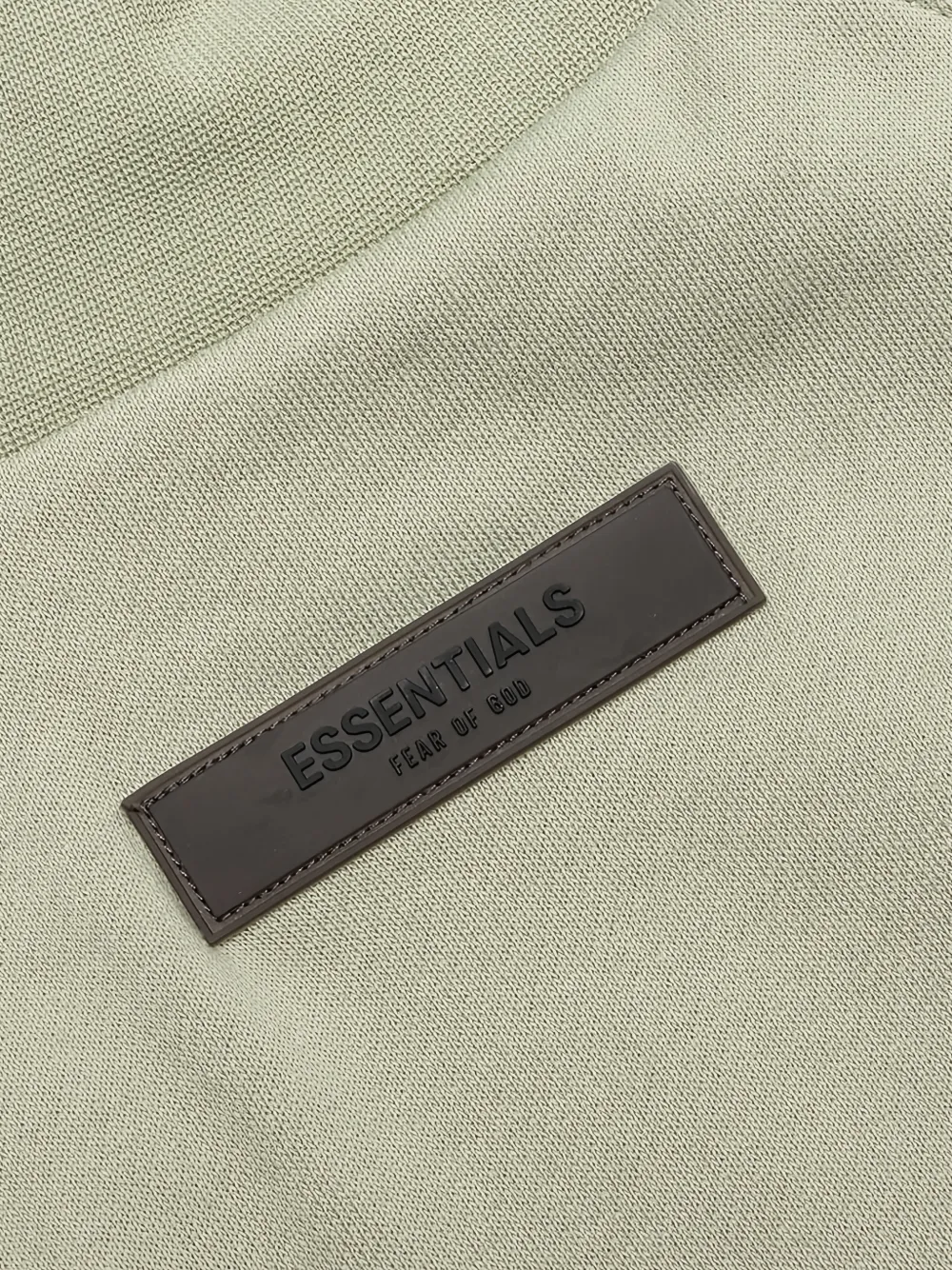 FEAR OF GOD ESSENTIALS mock-neck logo-patch T-shirt Groen
