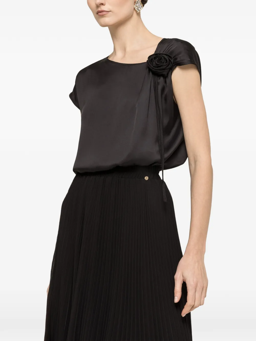 NISSA floral-detail top - Nero