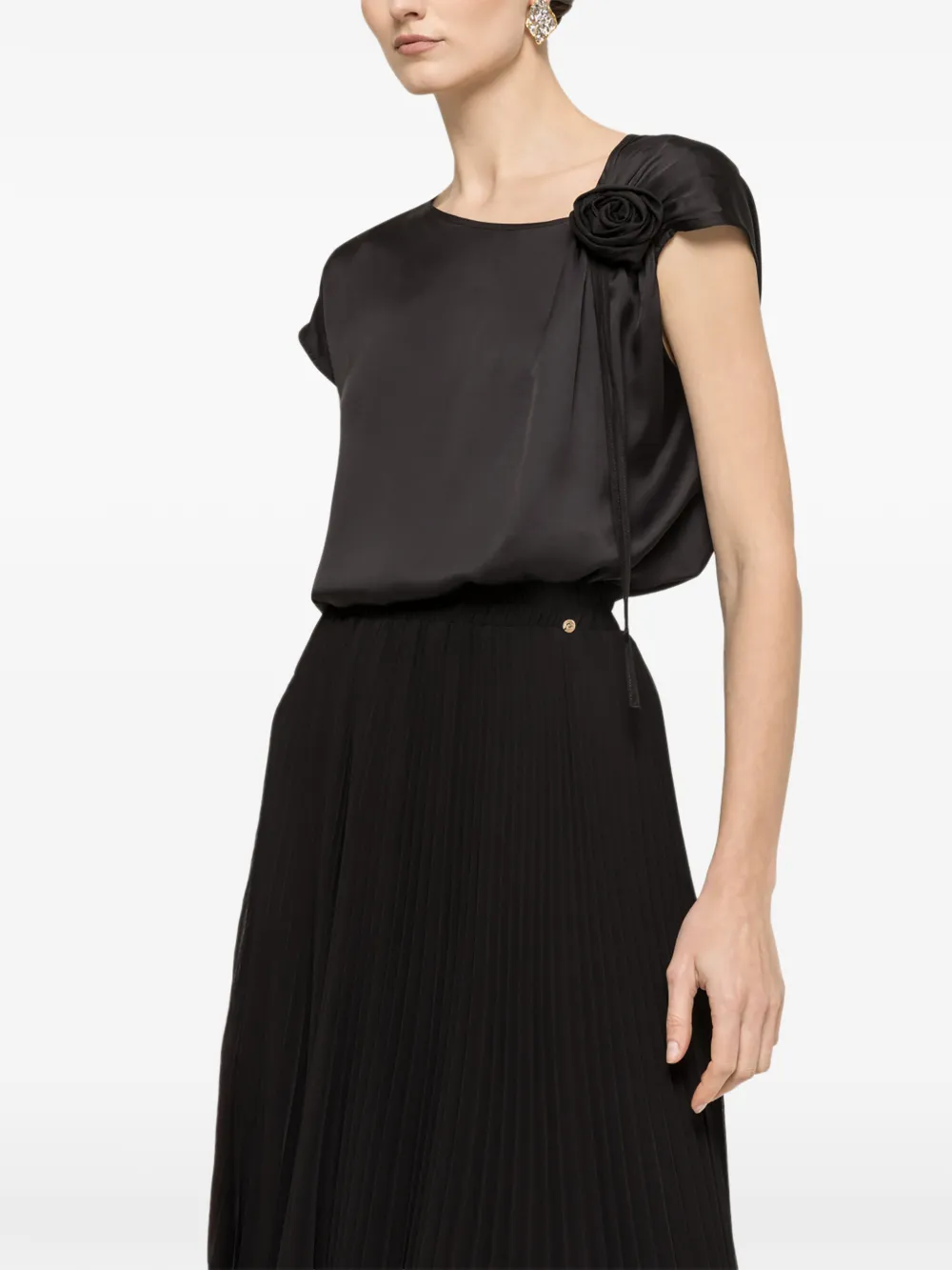 NISSA floral-detail top - Nero