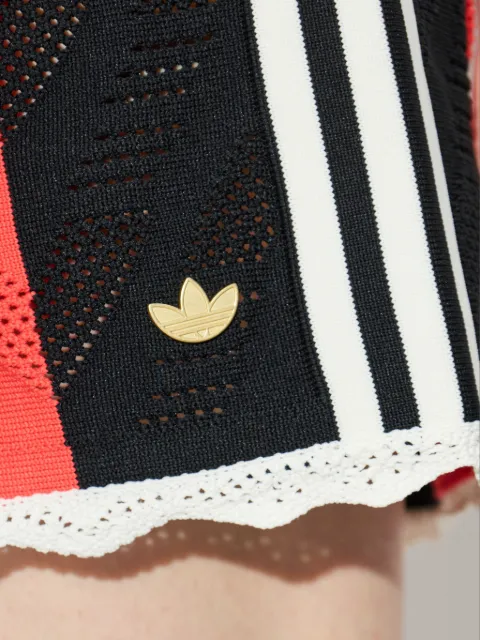 adidas Gestreifte Shorts mit Spitzenbesatz