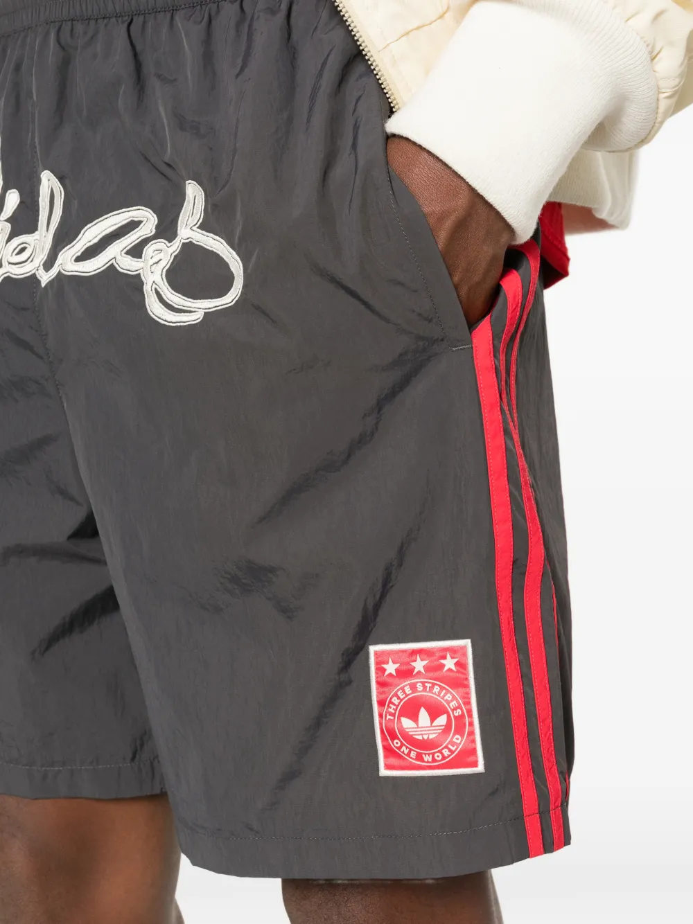 adidas GFX shorts met borduurwerk Grijs