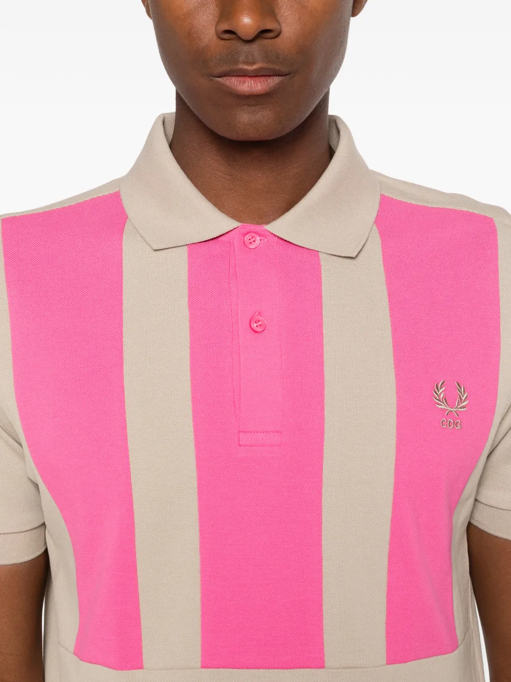 Comme Des Garçons Shirt Poloshirt met geborduurd logo en colourblocking Beige