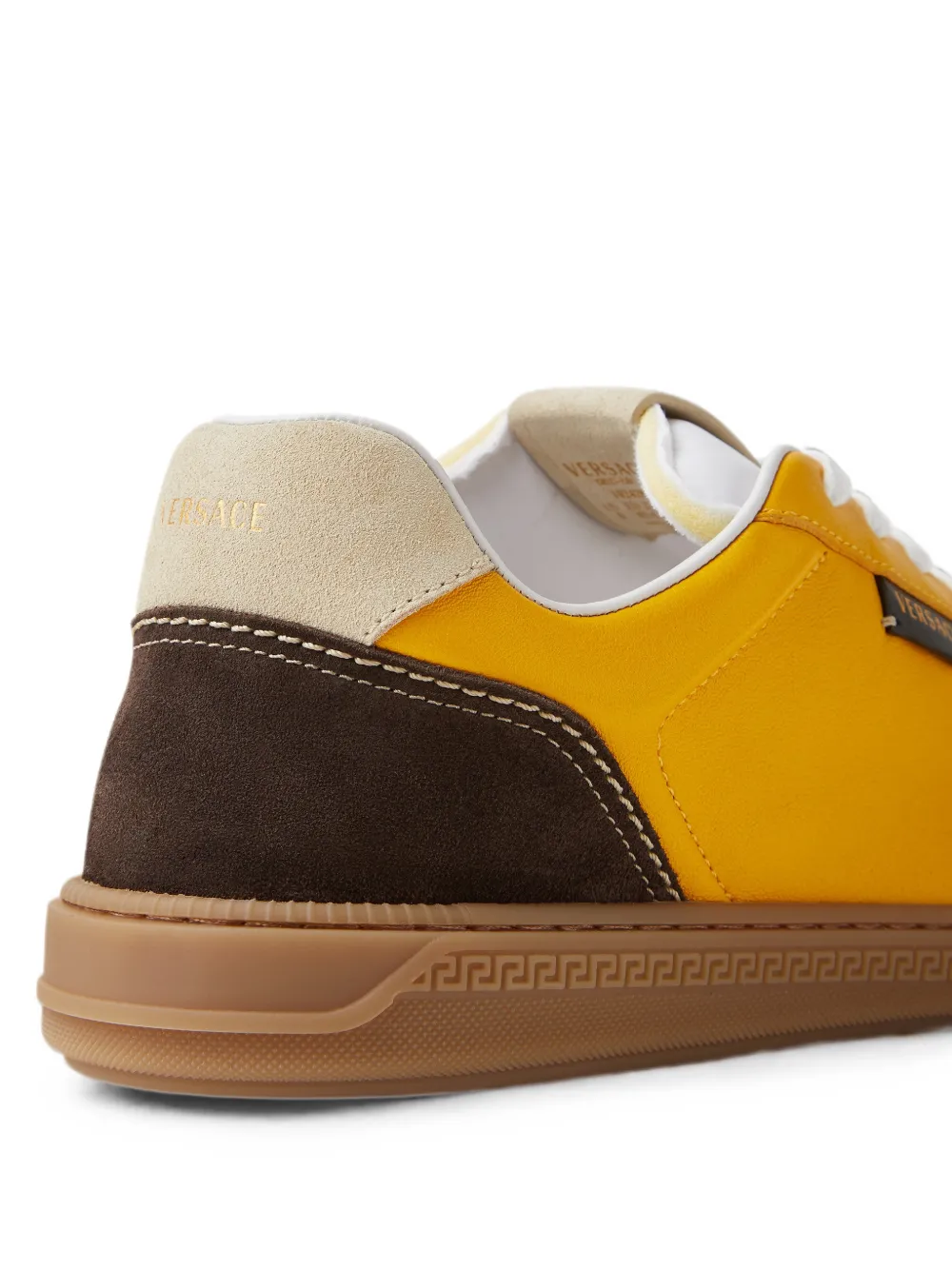 Versace Greca Court nappa en suède sneakers Geel