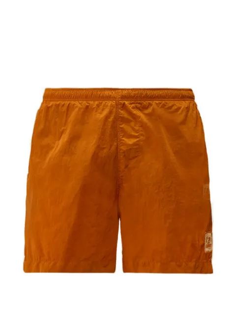 C.P. Company shorts de playa con parche del logo