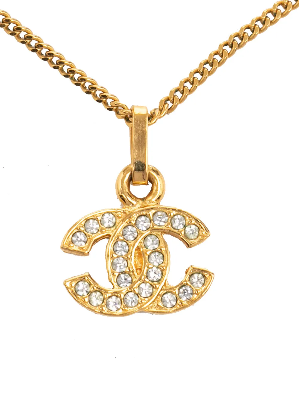 CHANEL Pre-Owned 1970-1980 CC Gold Plated Rhinestones Pendant Necklace costume necklace - Oro