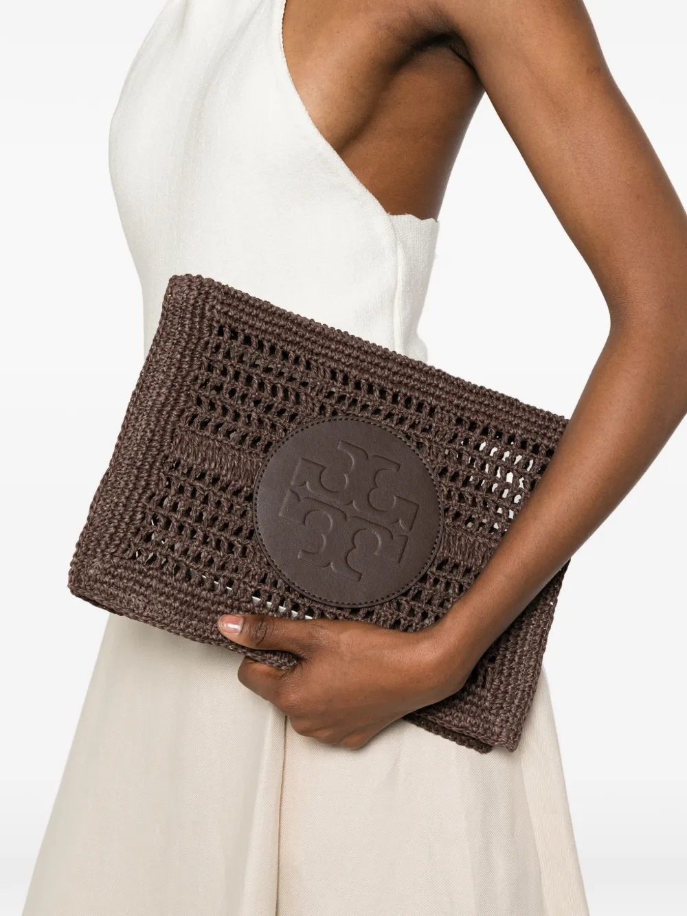 Tory Burch Geweven clutch met logopatch Bruin