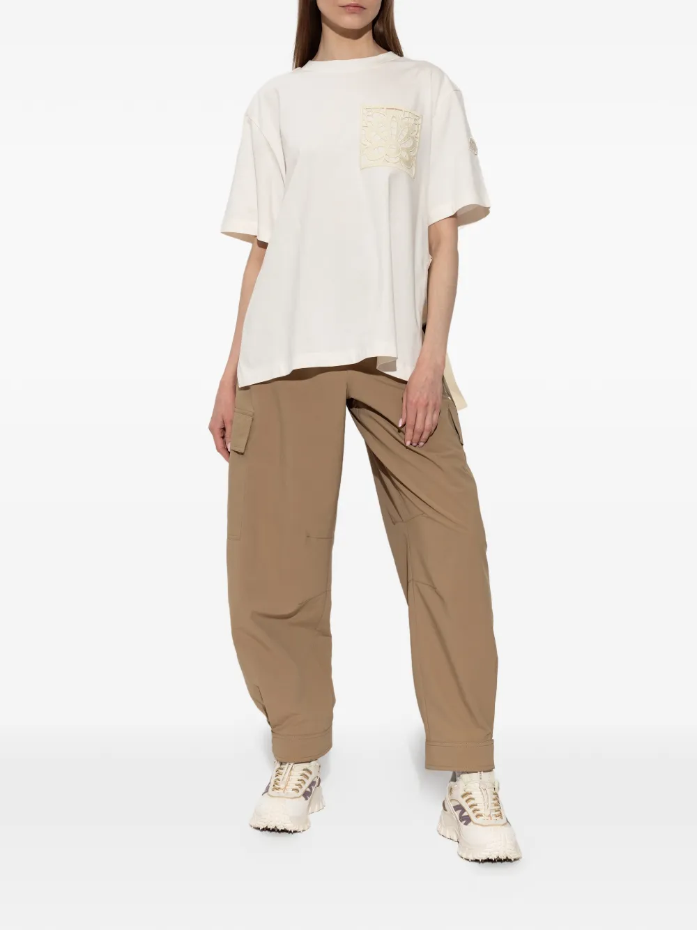 Moncler T-shirt met kanten patch Beige