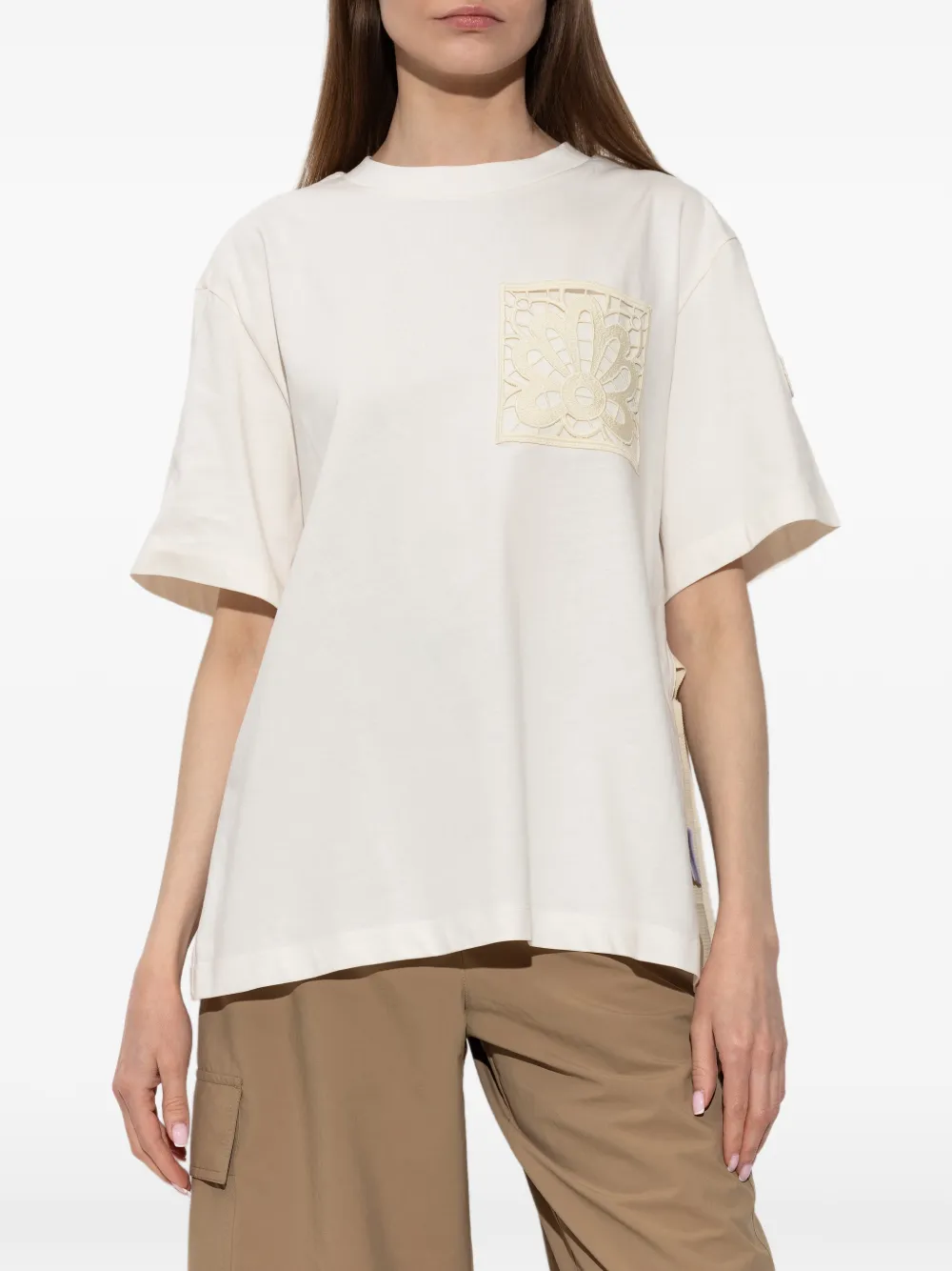 Moncler T-shirt met kanten patch Beige