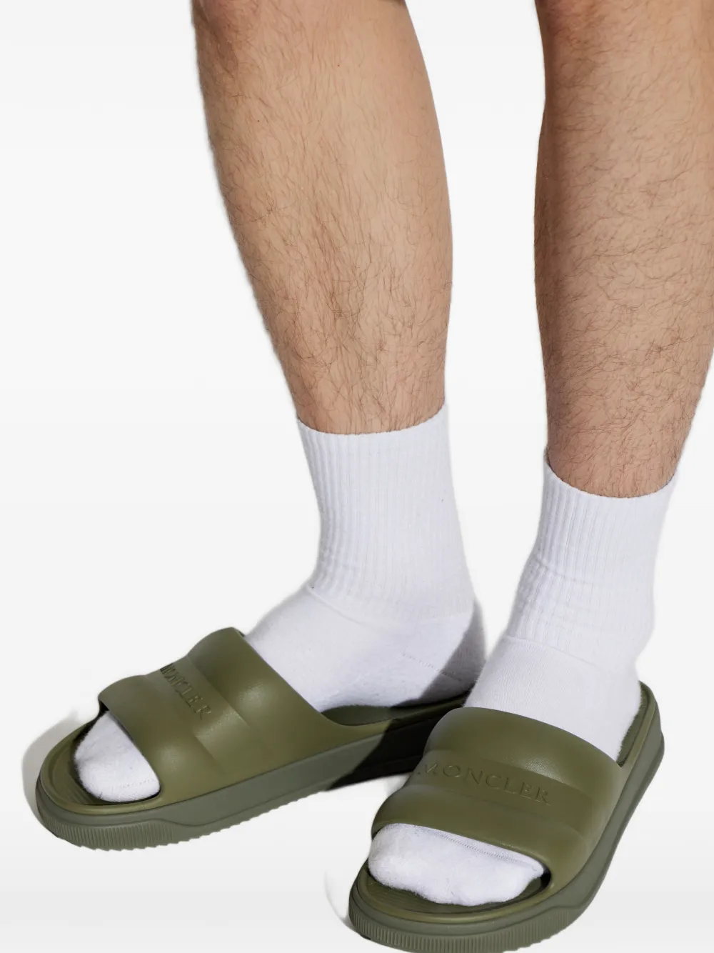 Moncler logo-embossed sliders Groen