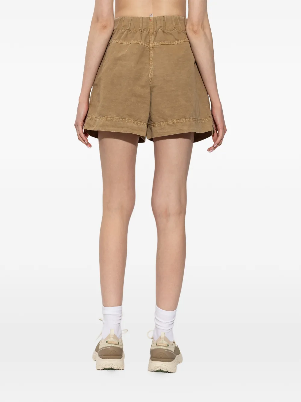 Moncler Grenoble Geplooide shorts met logopatch Beige
