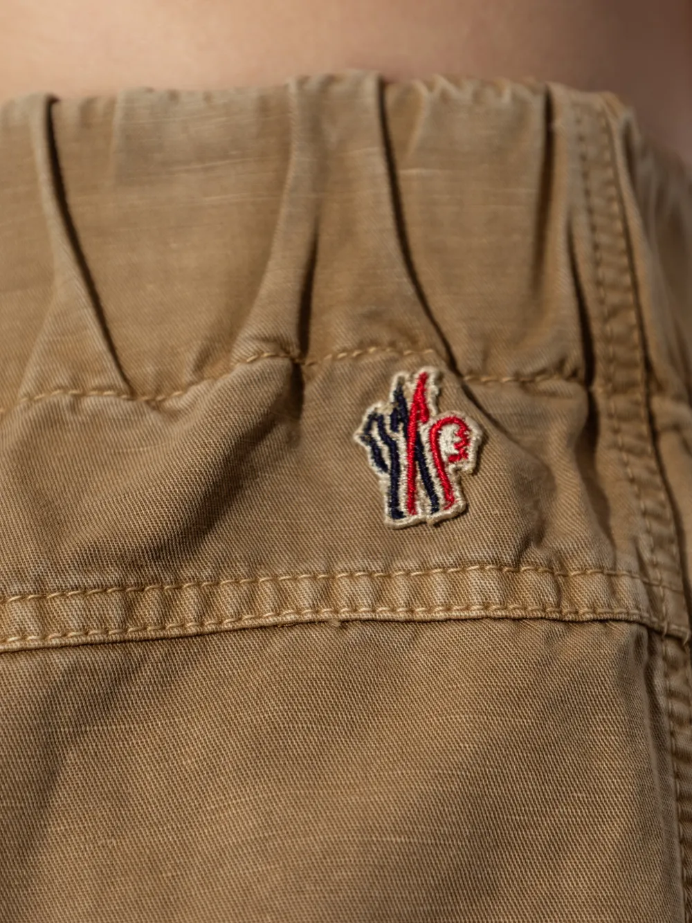 Moncler Grenoble Geplooide shorts met logopatch Beige