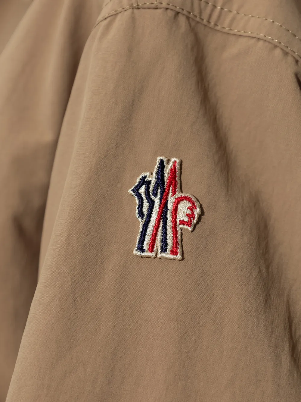 Moncler Grenoble Day-Namic jack met logopatch en klepzak Bruin