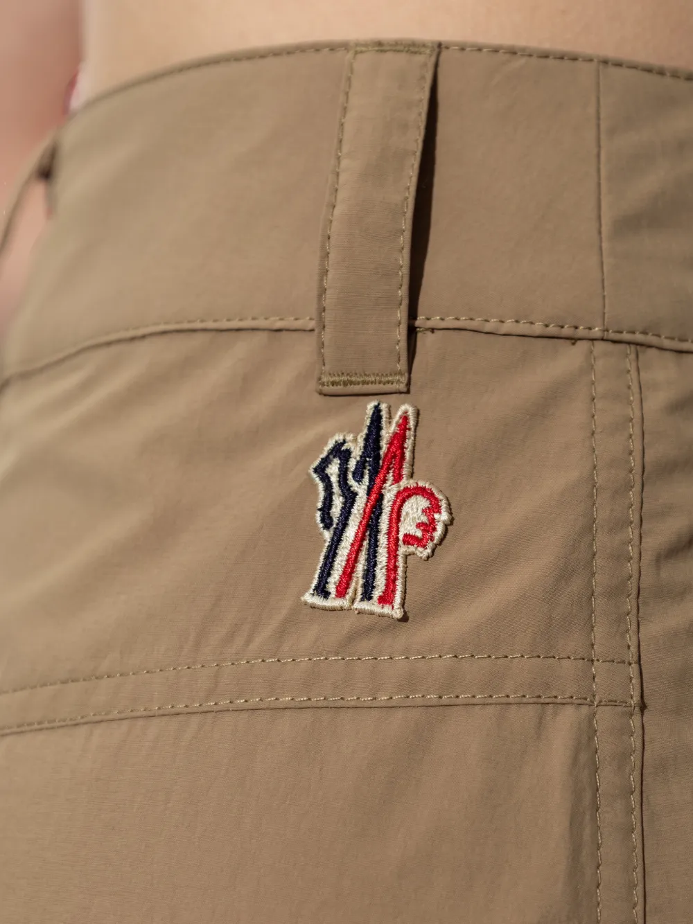 Moncler Grenoble Day-Namic cargo broek met logopatch Bruin