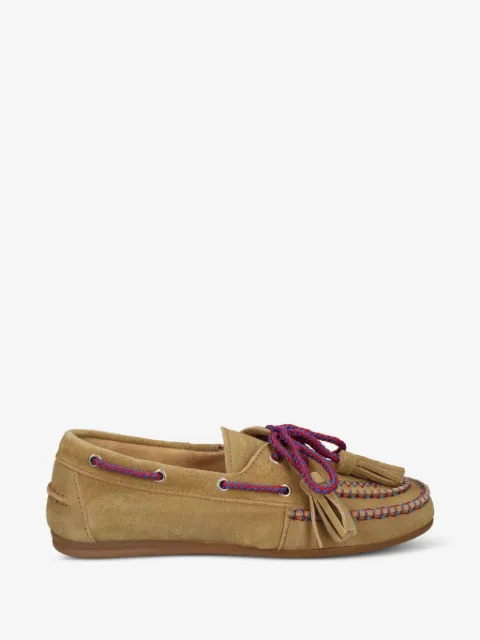 Posa mocasines con agujetas