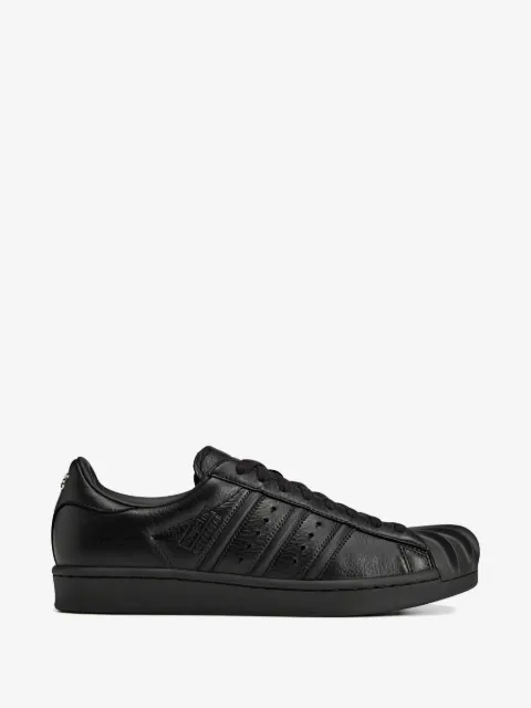 adidas tenis Superstar en colaboración con Thug Club