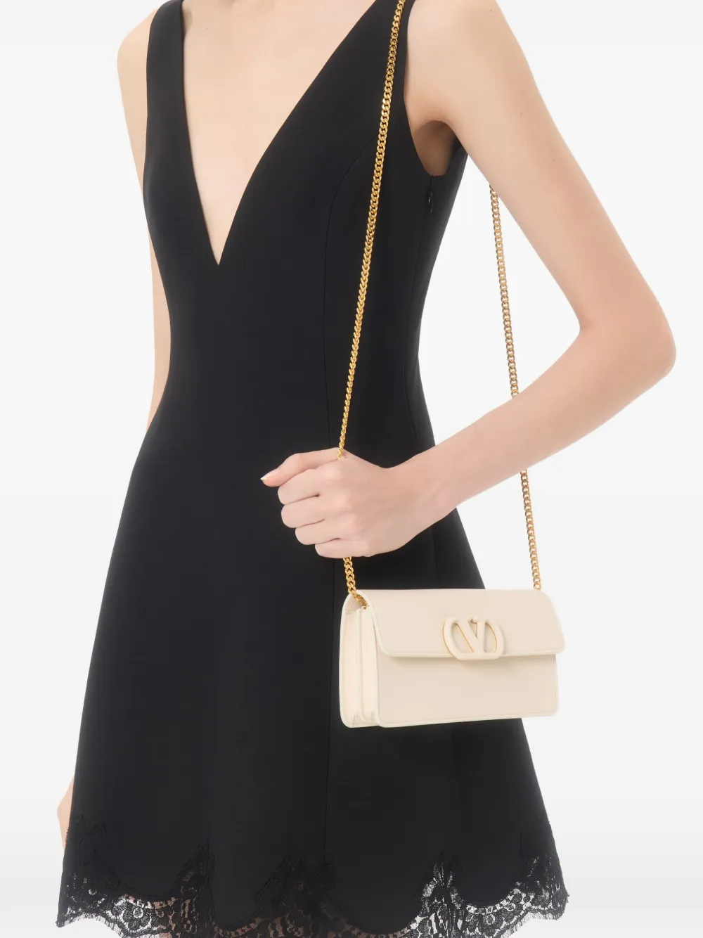 Valentino Garavani VLogo Signature portemonnee van bewerkt kalfsleer met ketting Beige