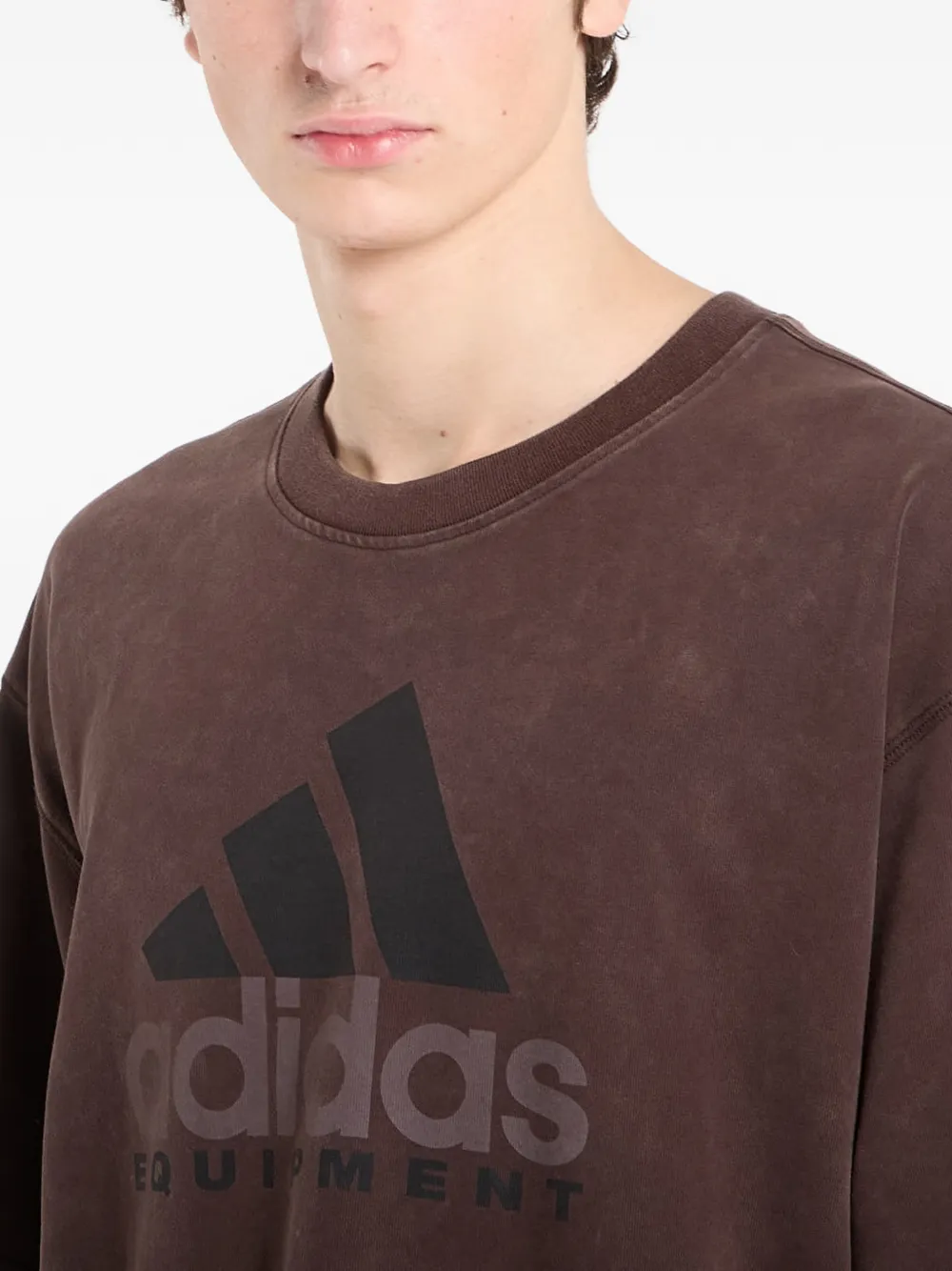 adidas T-shirt met logoprint Bruin