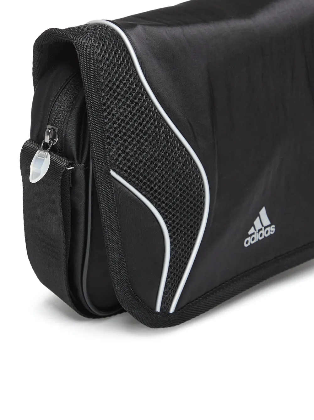 Adidas ロゴ メッセンジャーバッグ | ブラック | FARFETCH JP
