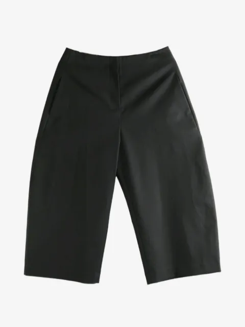 Amomento pantalones anchos con diseño capri