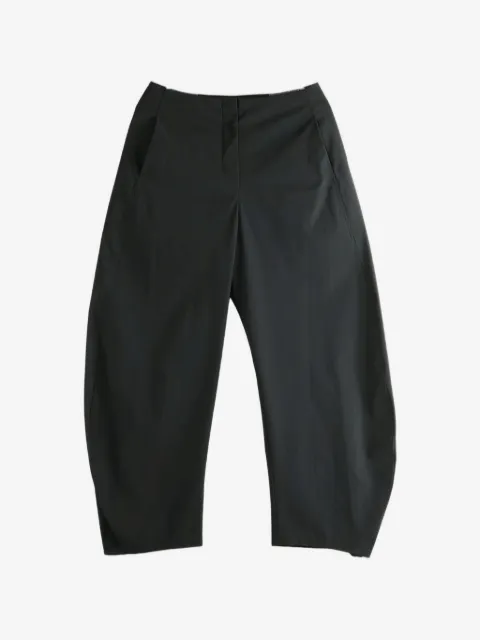 Amomento pantalones curvados