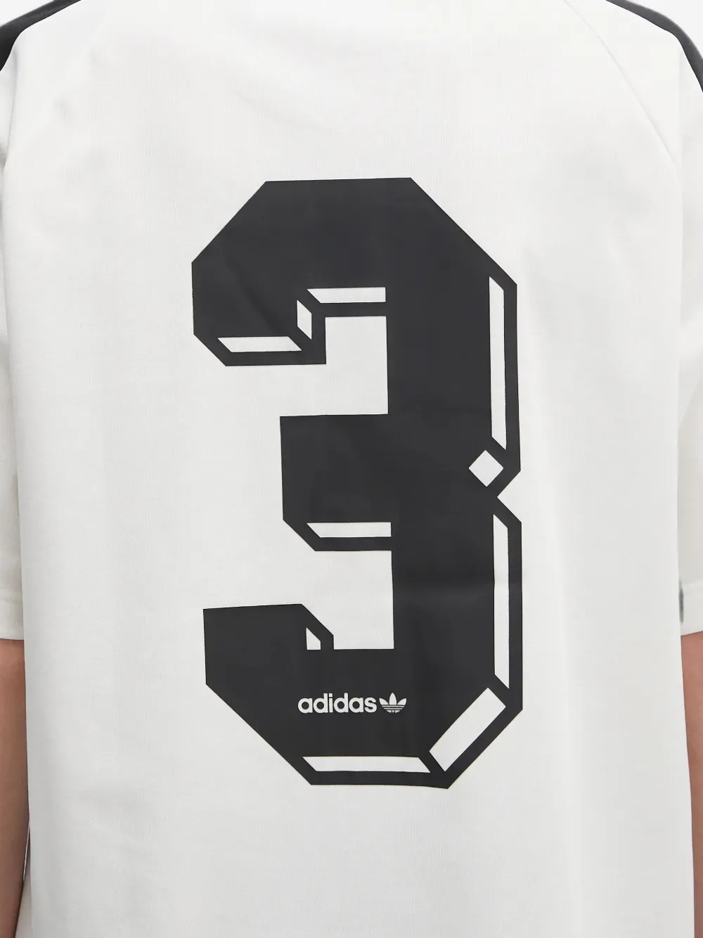adidas T-shirt met geborduurd logo en gestreepte mouwen Zwart