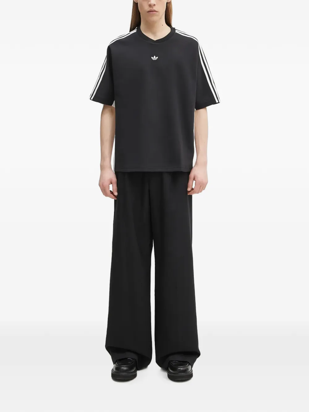 adidas T-shirt met geborduurd logo en gestreepte mouwen Zwart