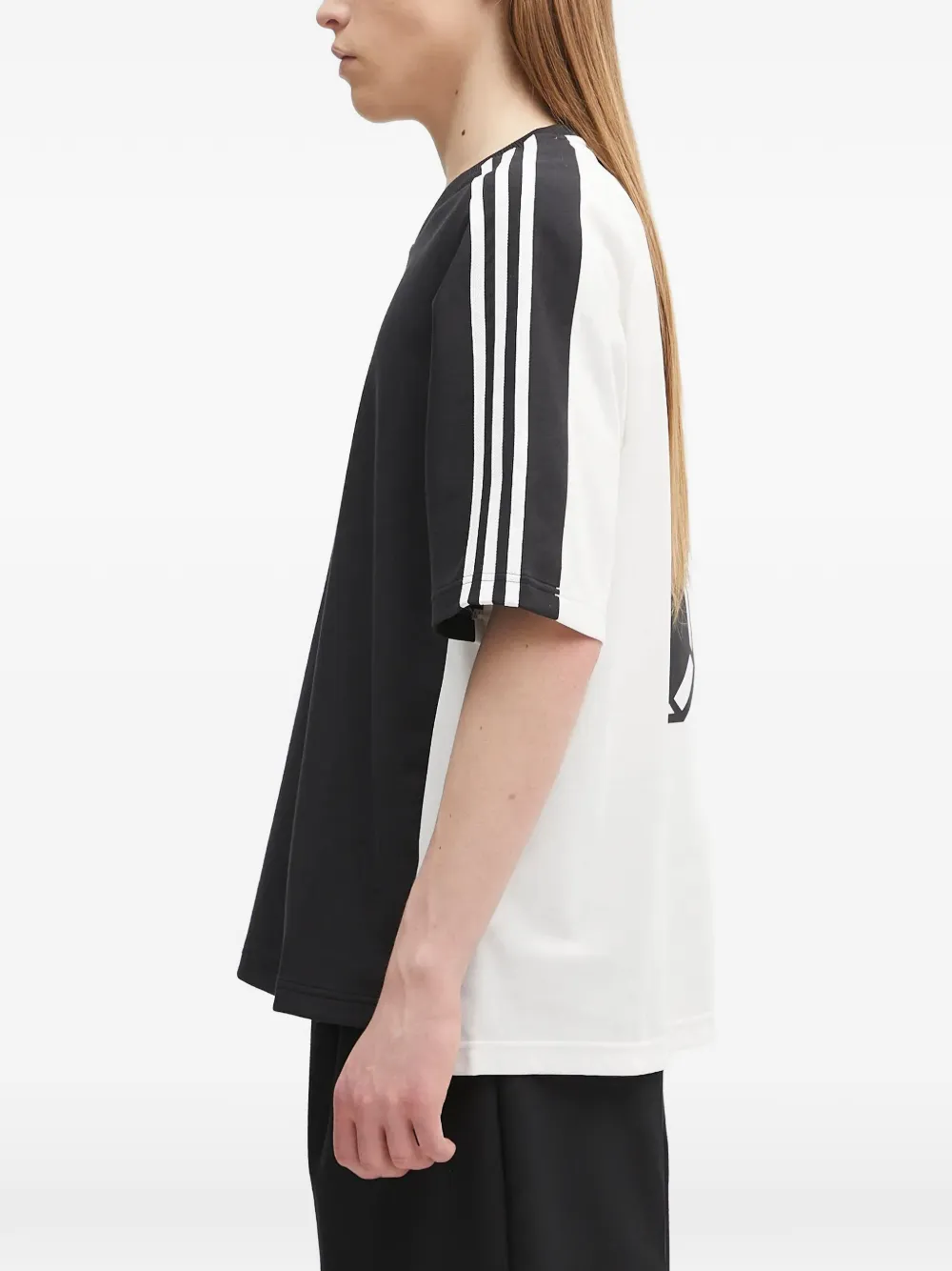adidas T-shirt met geborduurd logo en gestreepte mouwen Zwart