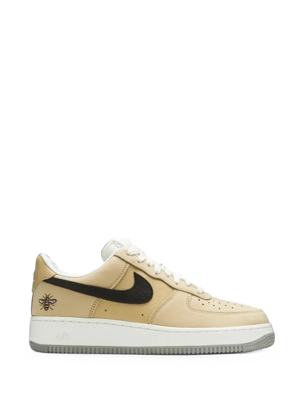 Nike 비 그래픽 퍼포레이티드 스니커즈 | 뉴트럴 | Image 1